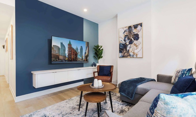 Grange Park Hotel | Spacious Modern Suite—3 min to UofT, Sleeps 10