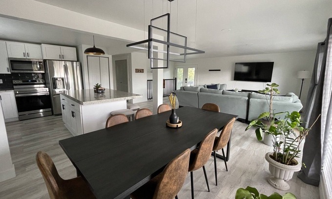 Millcreek House | Spacious Modern Villa w/ Hot Tub & Mountain Views