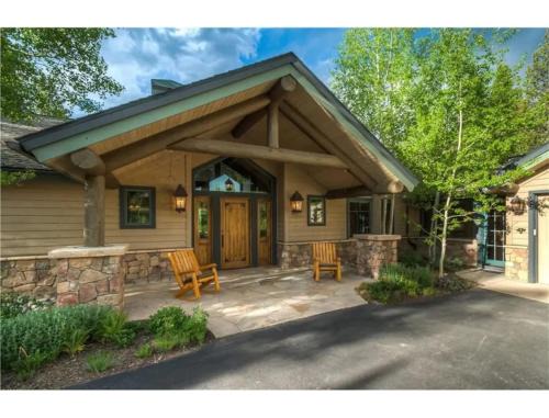 Fairways House | Spacious Mountain Chalet - Hot Tub & Secluded!
