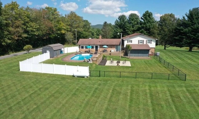 Sugar Grove House | Spacious Mountain Retreat – Sleeps 12 – Pool, Hot Tub, Peaceful & Beautiful!