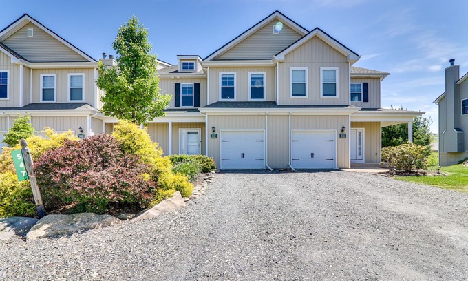 Tannersville House | ⭐️ Spacious Mountaintop Oasis at Camelback | 2,500 SF w/Game Room, Deck & A/C