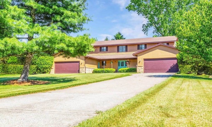 Rockford House | Spacious multi-unit retreat in Rockford