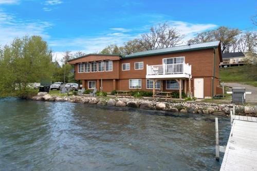 Mayfield House | Spacious Multi-Unit Retreat with Lakefront Views