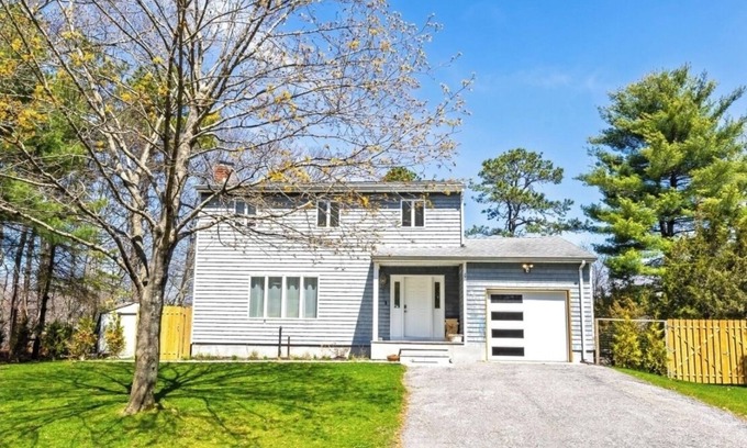 Riverhead House | Spacious multiples bedroom house in enchanting Calverton with WiFi, AC
