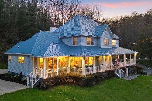 Murphy House | Spacious Murphy Home with Game Room and Fire Pit!