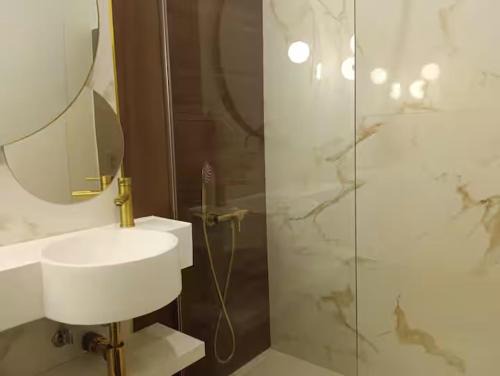 Reboleira Apartment | Spacious & Near the Subway