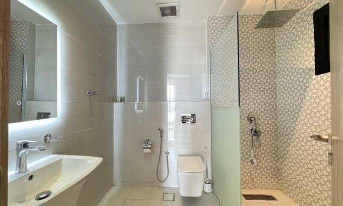 Medina Apartment | Spacious & New 4-bedroom apartment in peaceful Madinah with AC, Fast-WiFi