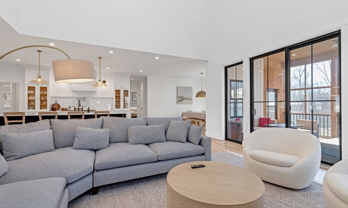 Poughkeepsie House | Spacious New Luxurious holiday house in lovely Hudson Valley