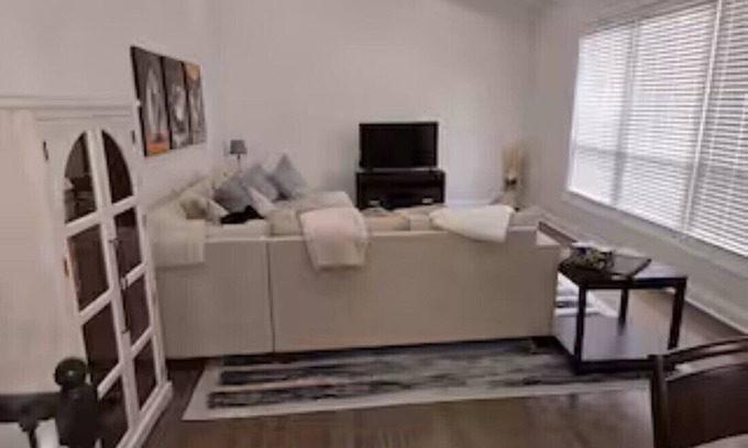 Skokie House | Spacious newly rehabbed, 5-bedroom house in nice Skokie with AC, WiFi