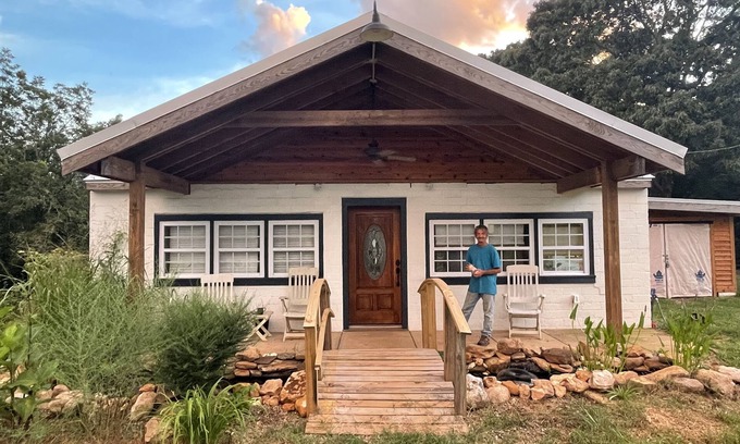 Athens House | Spacious, newly remodeled home with a large porch and 8 min from downtown Athens