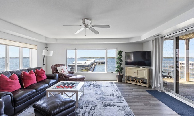 Clear Lake Condo | Spacious North Shore 2 bedroom Lake Condo with a Dock!
