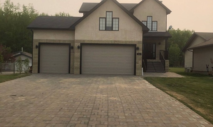 Lac La Biche House | Spacious Northern Retreat