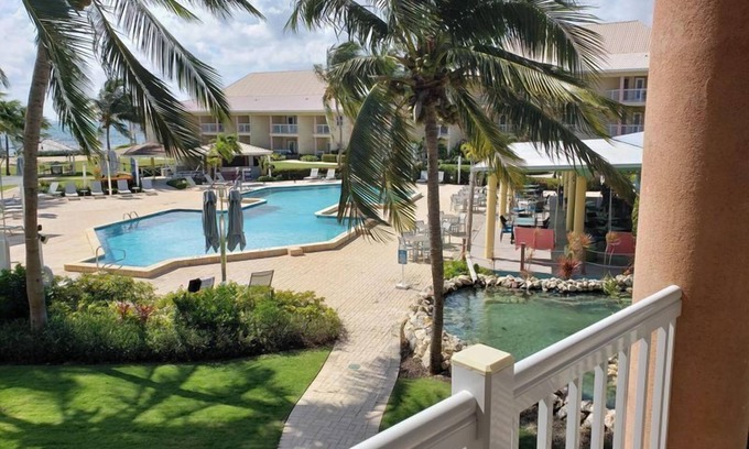 Crystal Harbour Apartment | Spacious Oceanfront Studio, Ideal for Couples Near 7 Mile Beach