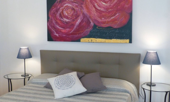 Historic Centre Apartment | Spacious open space in the pedestrian area with a separate kitchen