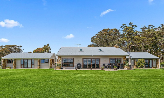 Exeter House | Spacious peaceful 3-Bed Home on a Winery Estate
