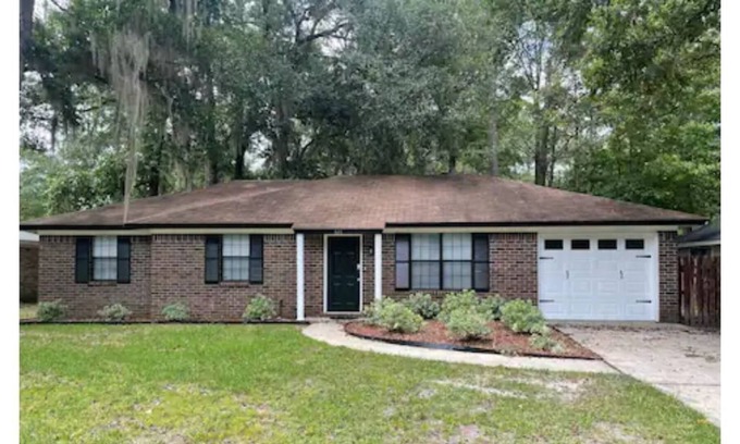 Hinesville House | Spacious & Peaceful | ♛3 Beds, Backyard, location