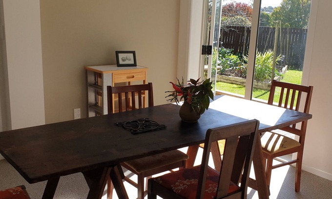 Glendowie Apartment | Spacious, peaceful garden apartment