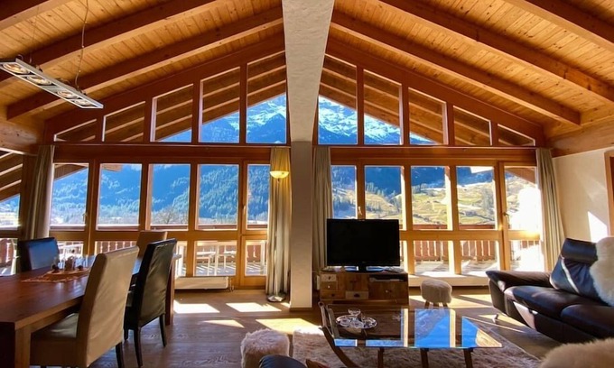 Grindelwald Apartment | Spacious penthouse with balcony and panoramic mountain views