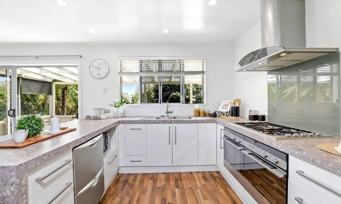 Taupo House | Spacious pet friendly 3-4 bdrm home with spa, large garden and lake view