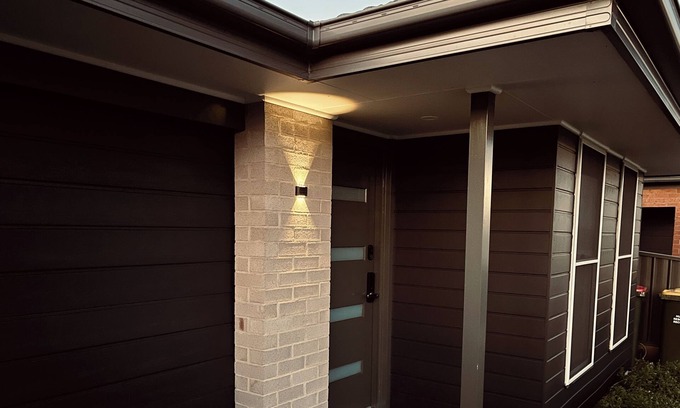 Telarah House | Spacious pet friendly home with home office and hot tub