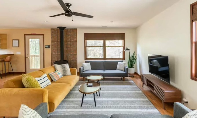 Crumpler House | Spacious pet friendly guesthouse on private estate