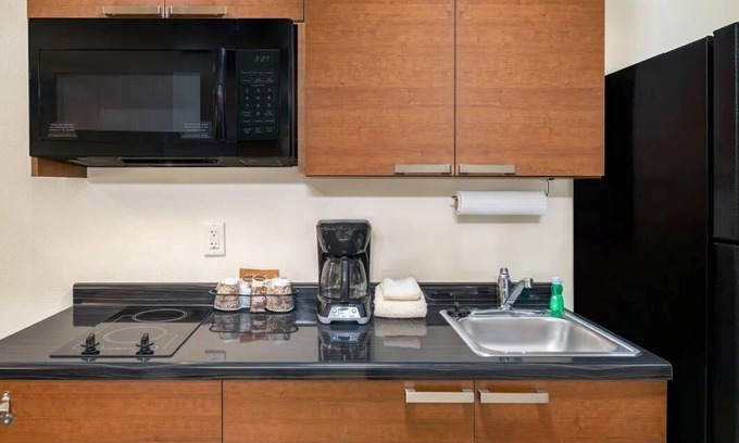 Davenport Hotel | Spacious, Pet-Friendly Room w/Kitchen – Just 10 Mins to Riverside Park
