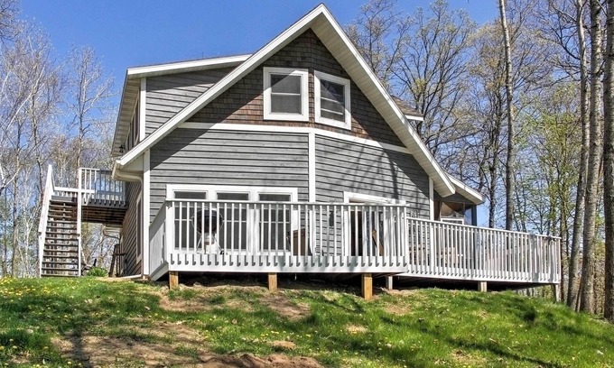 Crosslake Cottage | Spacious Pine Lake Home: Deck, Fire Pit + 3 Acres!