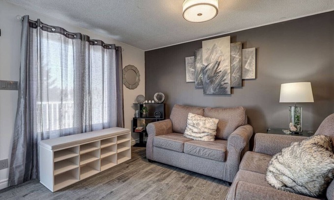 Saint Thomas House | Spacious Pool House – 5 Minutes to Elgin Centre