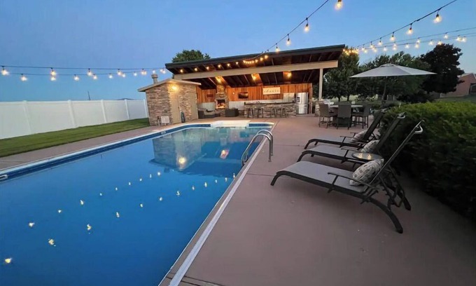 Post Falls House | Spacious Poolside Home - perfect for retreats & all types of family gatherings.