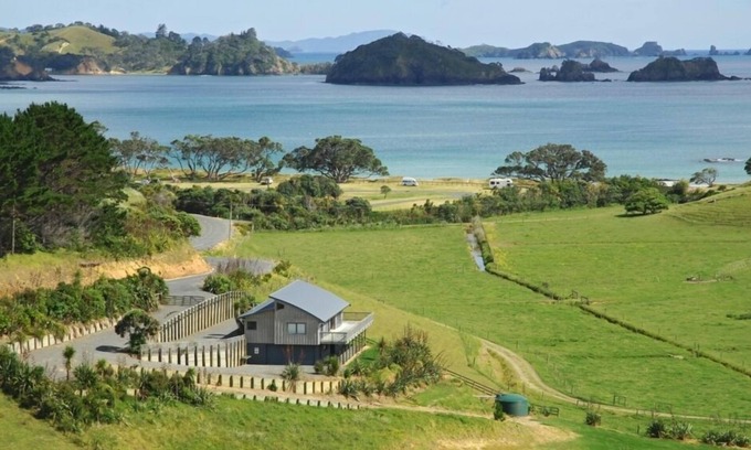 Whananaki House | Spacious private modern house, seaviews, decks