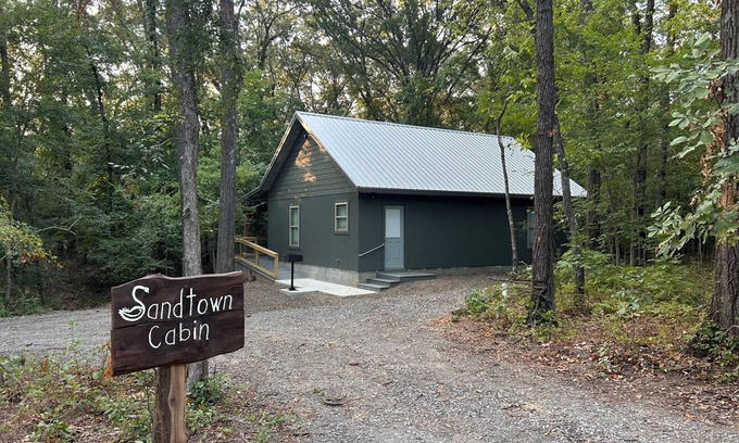 Vian Cabin | Spacious & Private Sandtown Cabin in Vian, OK