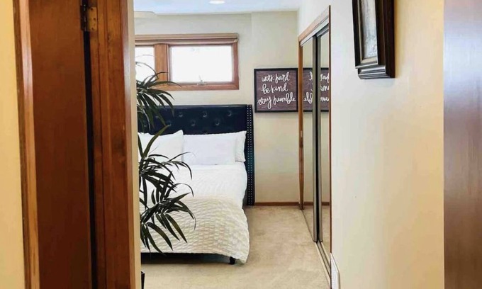Buffalo Grove House | Spacious Private Room