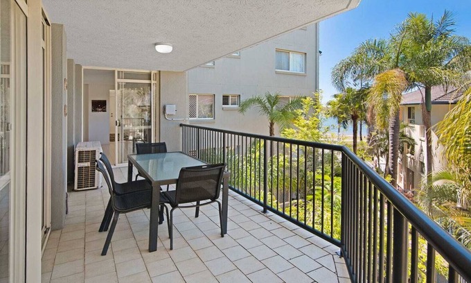 Biggera Waters Apartment | Spacious quiet airconditioned apartment right on the Broadwater near everything