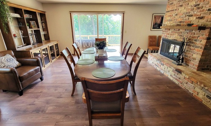 Rochester House | Spacious, Relaxing, 5 Bedroom Home near Mayo Clinic in Rochester, MN.