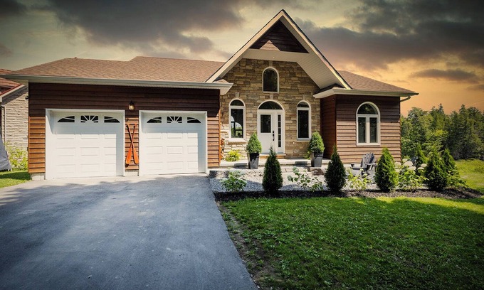 Baddow House | Spacious renovated peaceful home. High-end finishes in great area!