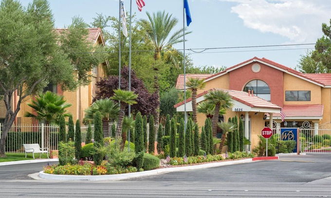 Las Vegas Villa | Spacious Renovated 2BR Condo - Perfect for Friends or Family - Free Shuttle