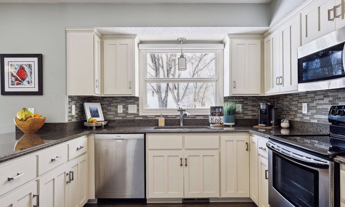 Plymouth House | Spacious retreat close to Wayzata, Lake Minnetonka and outdoor trails. nn