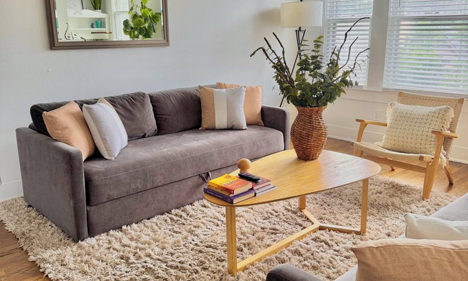 River Road Apartment | Spacious Retreat Near River Walk & The Pearl – 2BR, Ideal for Groups
