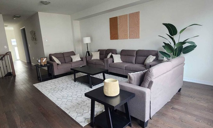 Thorold House | Spacious Retreat Near Majestic Niagara Falls! Close to All Major Amenities!