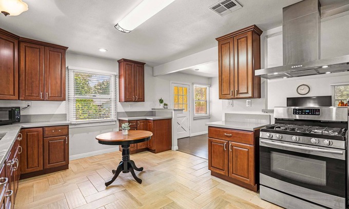 East Pasadena House | Spacious Retreat w Large Kitchen Outdoor Patio