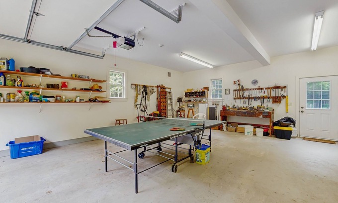 Freeport House | Spacious retreat with peaceful seclusion, Wifi, Patio & BBQ Grill