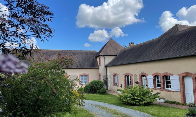 Montreuil-le-Henri Bed & Breakfast | Spacious room with pool and private parking