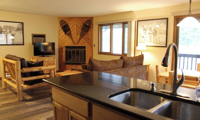 Iron Mountain Hotel | Spacious Room with On-site Dining and Indoor Pool - Ideal for Families