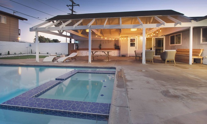 Tustin House | Spacious Saltwater Pool Home Near Disney & Beaches – Sleeps 14+