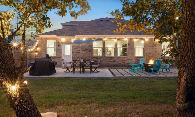 San Marcos House | Spacious San Marcos Retreat w/Fire Pit, Pool Table & Near TXST + Outlet Mall