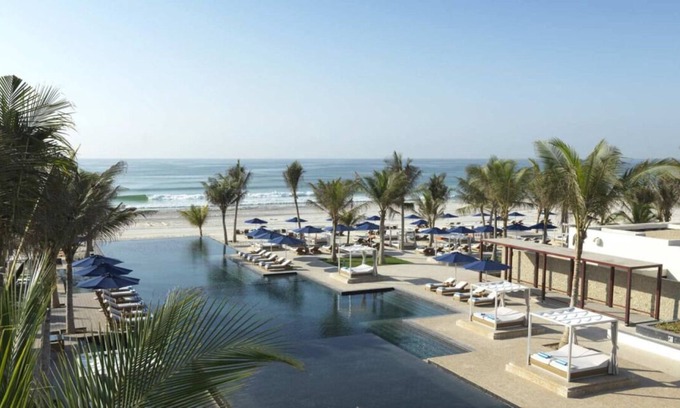 Salalah House | Spacious Seafront Accommodation! Outdoor Swimming Pool & Spa and Free Parking!