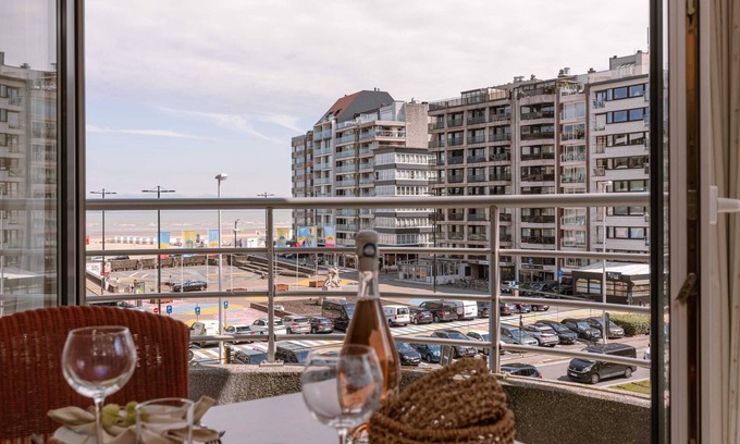 Heist Apartment | Spacious seaside apartment with lovely beach views