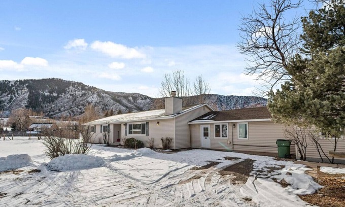 Basalt House | Spacious/Secluded 2 Acres Remodeled Walk To Willit