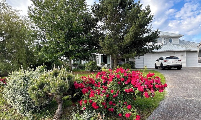 Point Roberts Villa | Spacious Second Floor Queen bedroom (Light House)