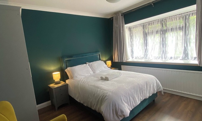 Benfleet Apartment | Spacious self-contained 2-bed apartment with a fully equipped kitchen dinner.